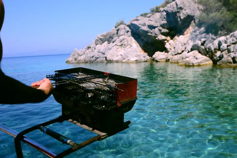 Meeresfrüchte-Grill auf einem Boot, Mugla, Türkei