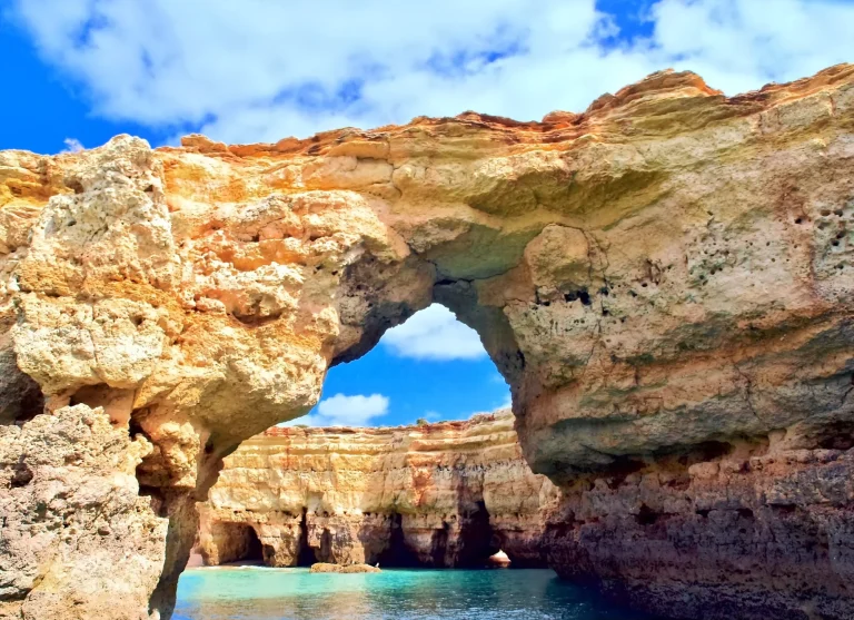 De belles grottes dans une eau turquoise entre Albufeira et la grotte de Benagil
