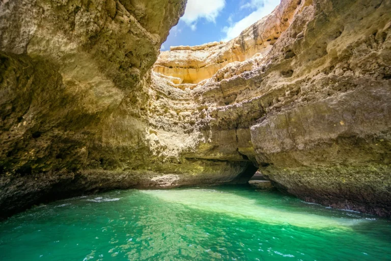 Incredibile formazione rocciosa sulla costa atlantica dell'Algarve, Portogallo