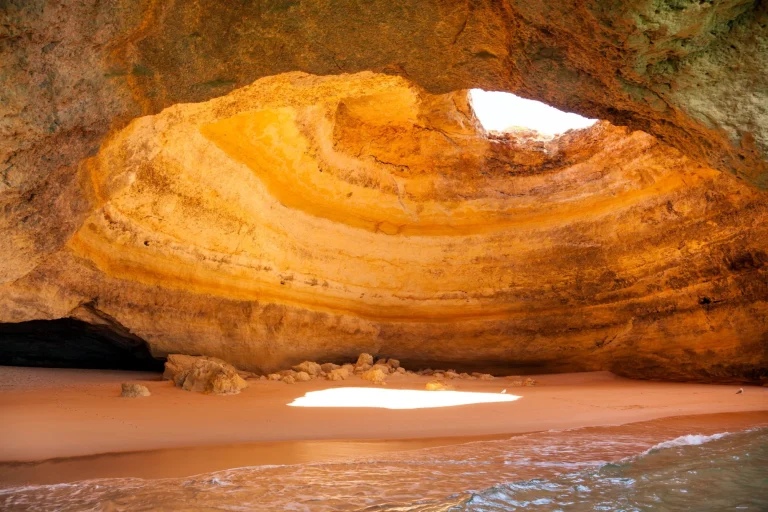 Famosa gruta na praia de Benagil no Algarve, Portugal