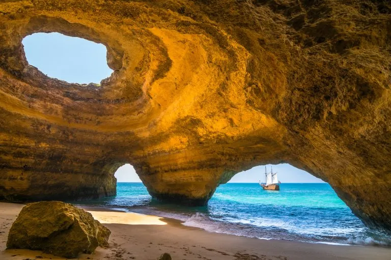 Splendida vista della Grotta di Benagil a Carvoeiro Algarve Portogallo