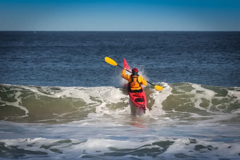 Kayak surf in mare