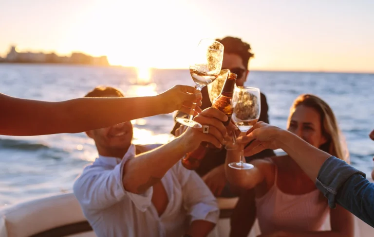 Festa in barca al tramonto con drink